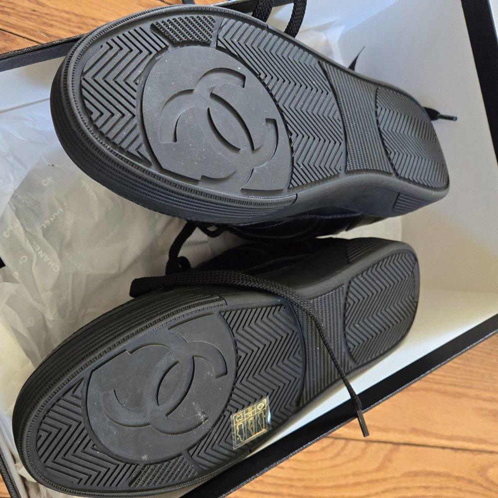 Chanel leather sneakers size 37 - Picture 2 of 8